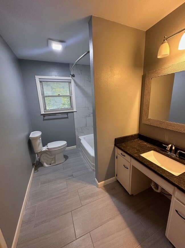 Building Photo - 2218 Rosewood Dr