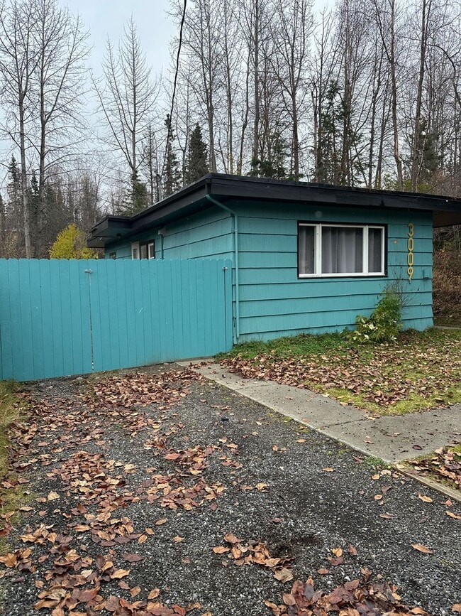 Building Photo - Furnished 2 Bed/1 Bath w/Fenced Yard & Sto...