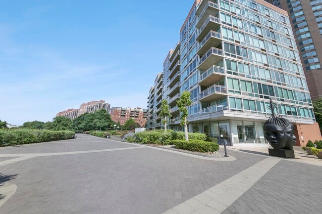 Building Photo - 25 Hudson St