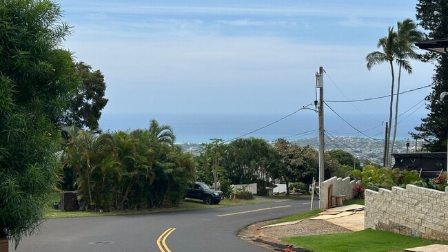 Building Photo - Available NOW - Newly Renovated Studio with 1 Bath & Washer/Dryer in Maunalani Heights!