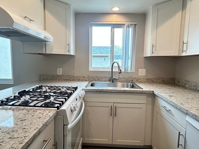 Building Photo - $$ HALF 1/2 OFF First Months RENT !!!!!! 2 bed - 2 bath unit Ready to rent!
