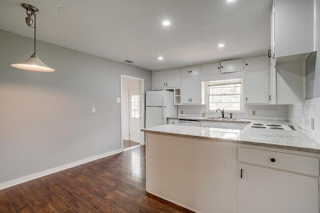 Building Photo - Darling 3-Bedroom Home in South Hills Neig...