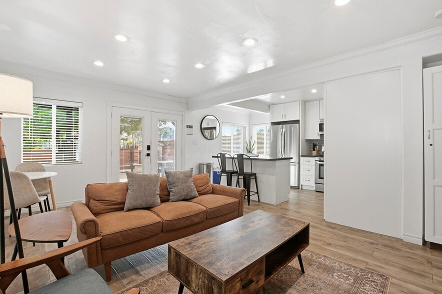 Building Photo - 2154 Oliver Ave