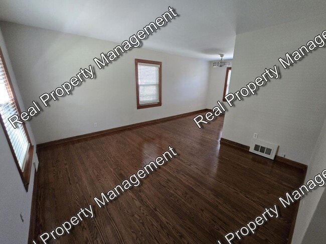 Building Photo - 2 Bedroom Duplex