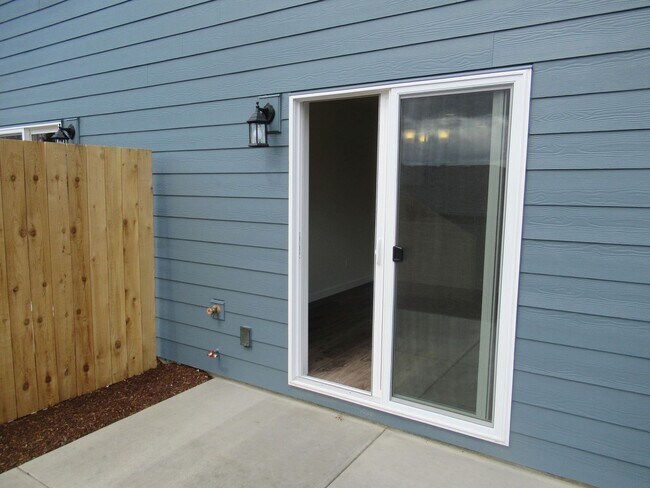 Building Photo - Newer Three Bedroom Duplex