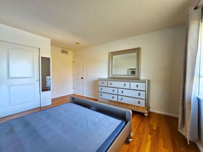 Building Photo - 1550 S De Gaulle Cir