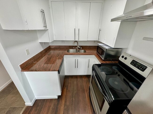 Building Photo - FAIRYTALE OF 1819 LLC QUEEN ANNE