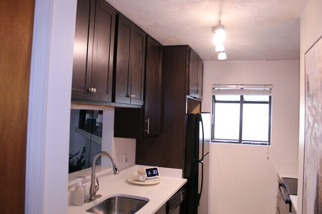 Building Photo - 2303 La Rue Ct