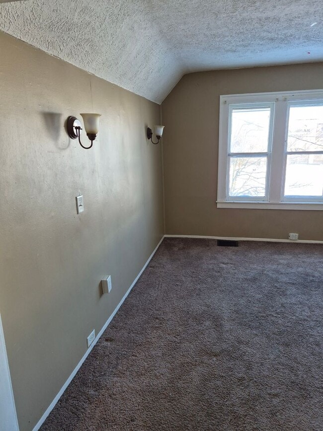 Building Photo - 924 Fountain St NE