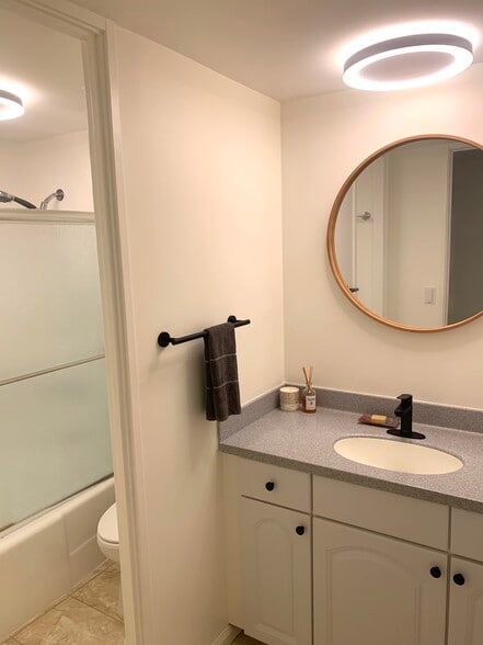 Shower and Tub in Bathroom - 4999 Kahala Ave