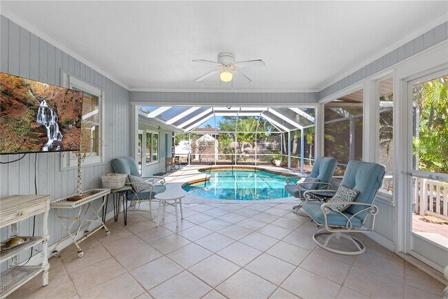 Building Photo - 7860 Holiday Dr