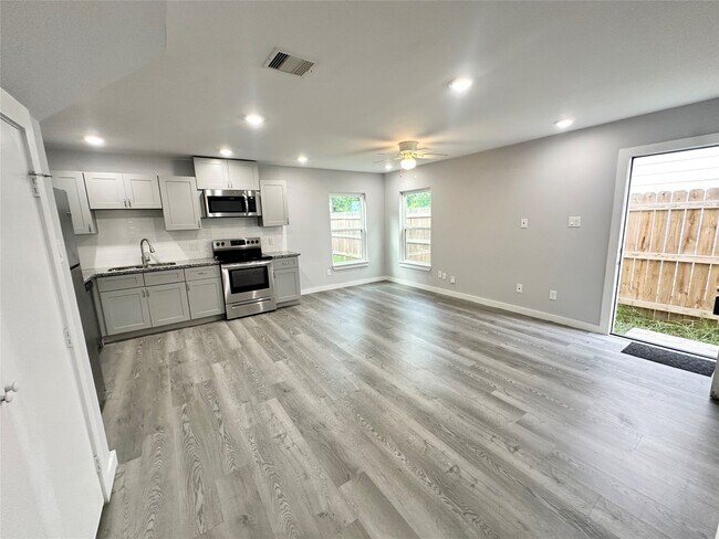 Building Photo - 8215 Crestview Dr