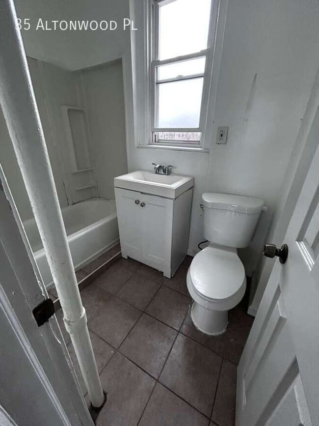 Building Photo - 35 Altonwood Pl