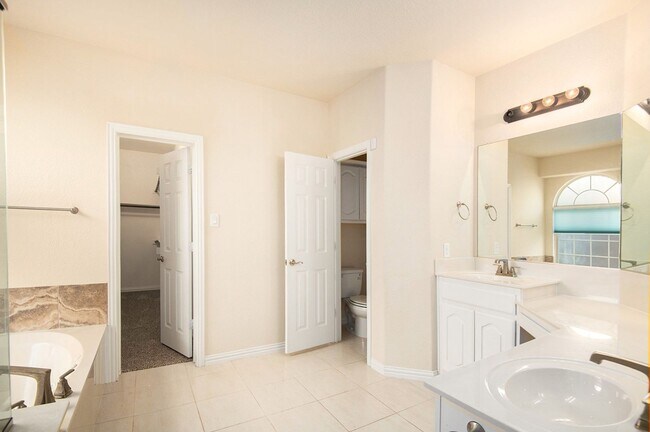 Building Photo - Discover your dream rental in Fort Worth, TX!