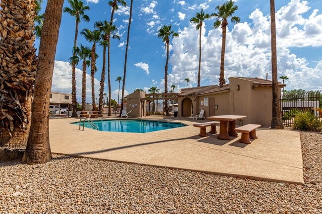 Building Photo - Charming 2-Bed Townhome with Community Poo...