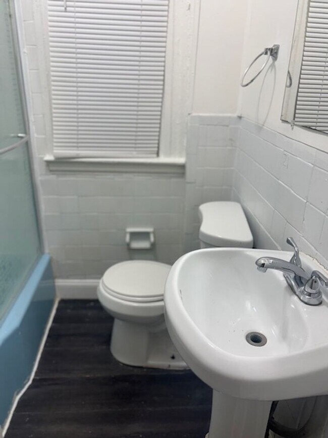 Building Photo - 3 BEDROOM 2 BATHROOM HUGE TOWNHOUSE FOR RE...