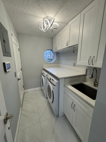 Building Photo - 6938 Oakmore Ln