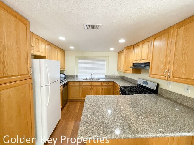 Building Photo - 2BR/2BA Single Level home in Vista Sandalwood Community! 2 Car Garage! Pool! Spa! Tennis/Basketba...