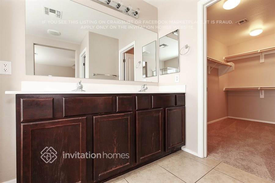 Building Photo - 3915 S Napa Ln