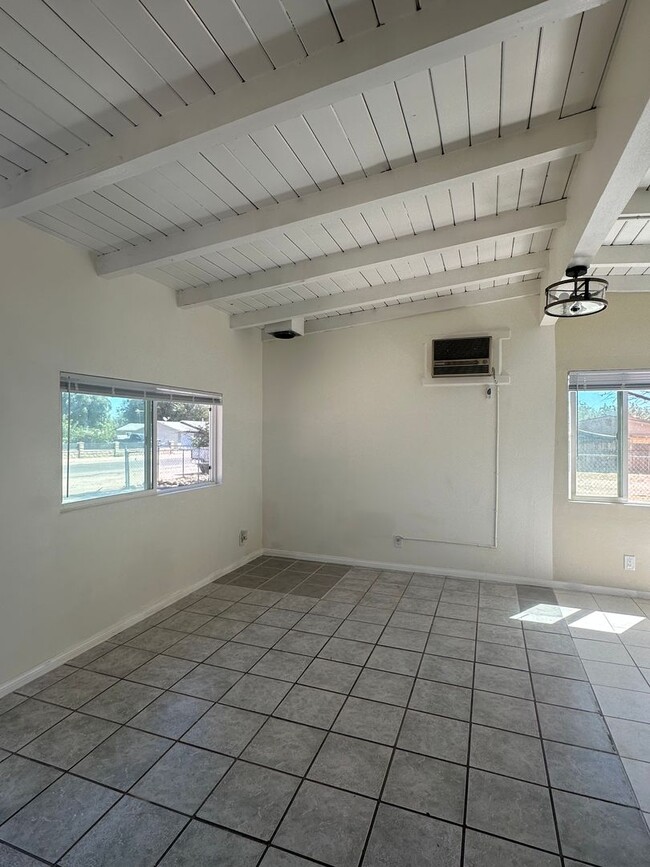 Building Photo - SUPER CUTE 2 BEDROOM HESPERIA HOUSE