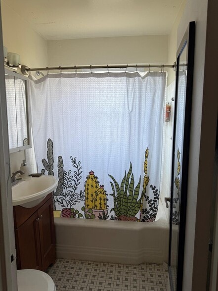 Bathroom - 4880 N Marine Dr