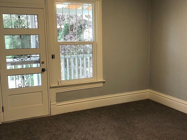 Building Photo - 1422 SE 34th Ave