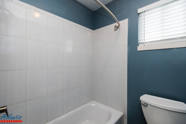 Building Photo - Williams Way 1030/1032