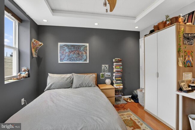 Building Photo - 416 E Flora St