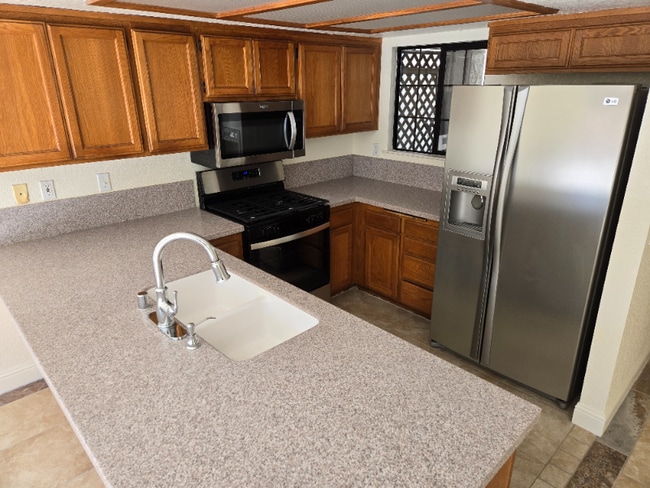 Building Photo - 652 Shady Ln