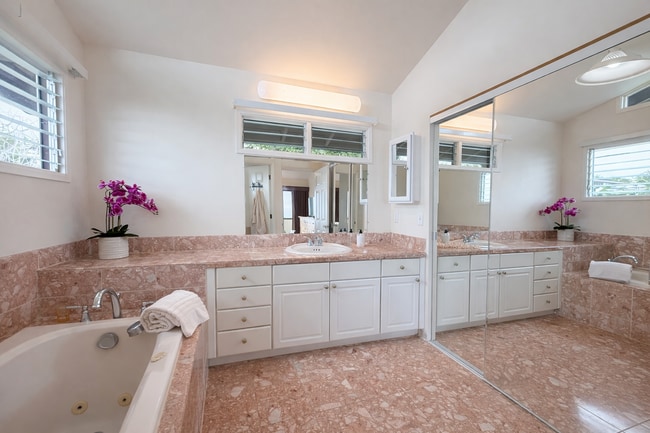 Building Photo - Stunning 3-Bedroom Home on with Panoramic Ocean Views!