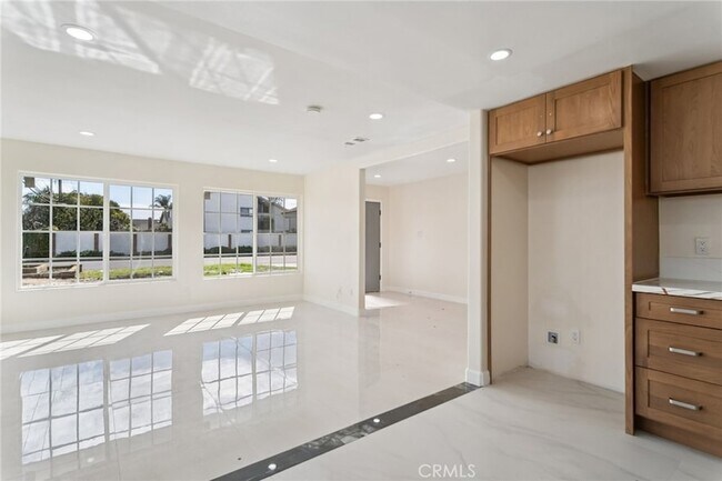 Building Photo - 10121 Eagle Ave