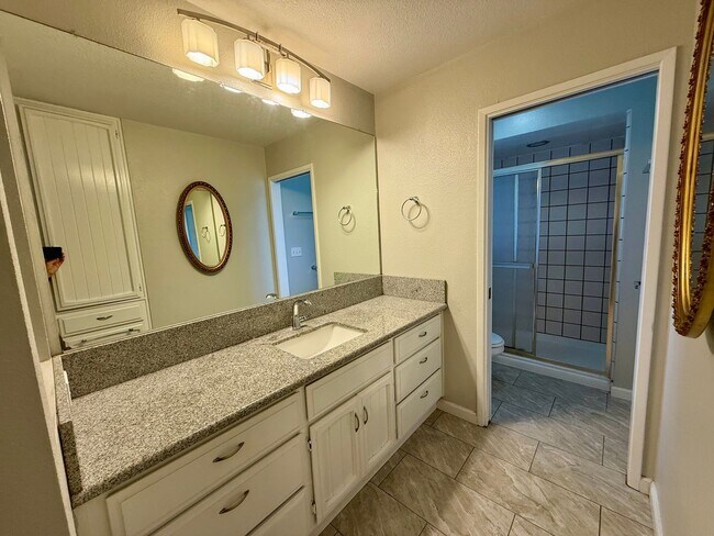 Building Photo - Single story home with vaulted ceilings!