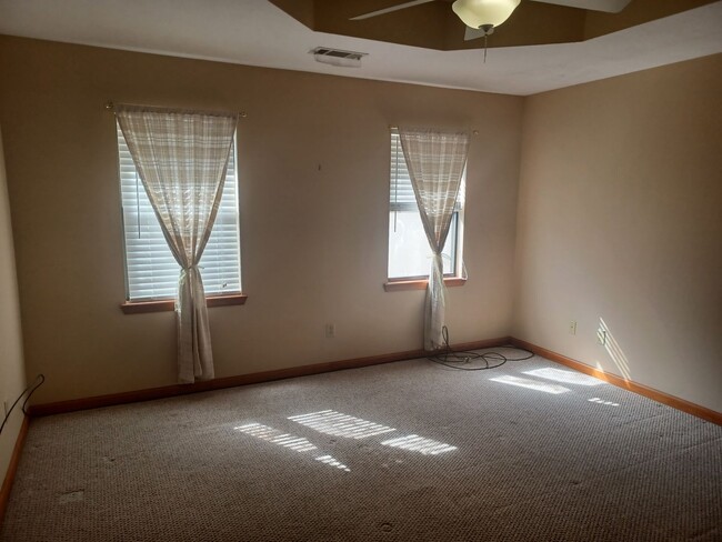 Building Photo - 333 Edgewood Dr