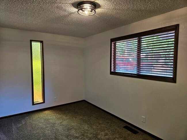Building Photo - 3Bd/2Ba Single Story Home-For Viewing!