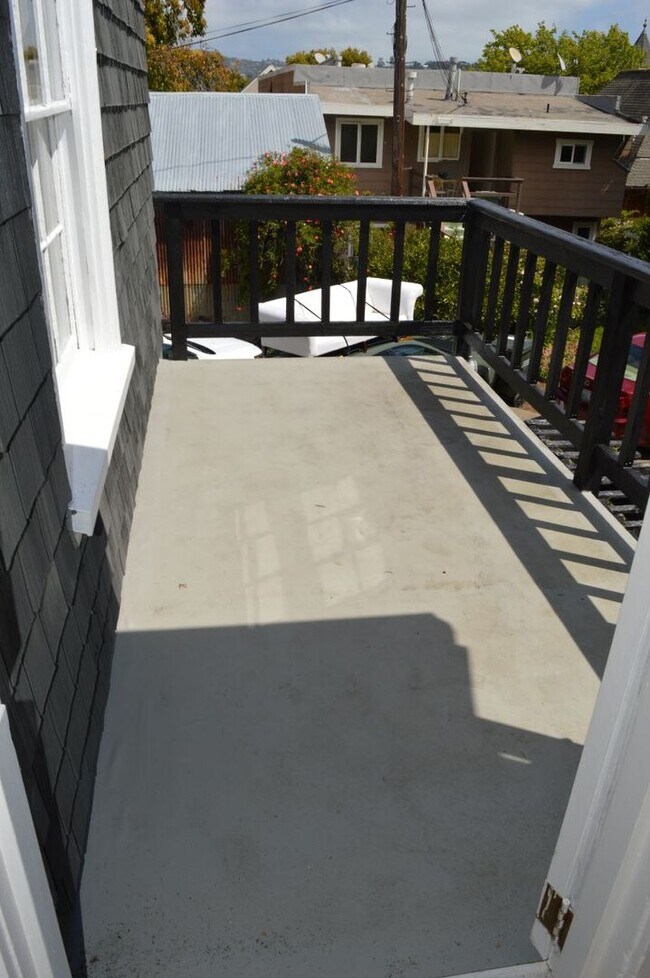 Building Photo - Charming & Bright Unit in Sausalito Banana Belt!