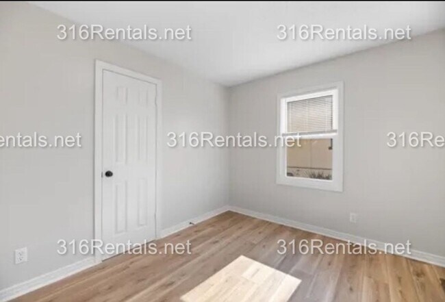 Building Photo - $995 - 2 bed 1 bath - COMING SOON! Single Family Home