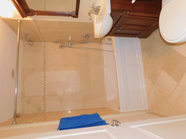 Building Photo - 515 Sheridan Rd