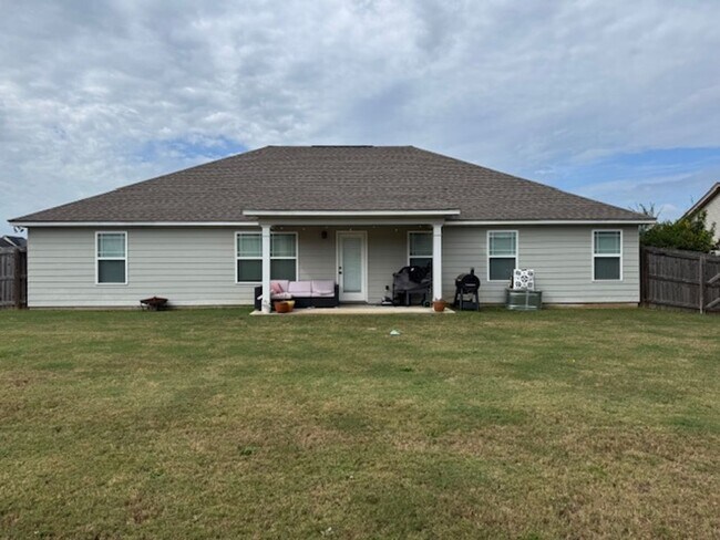 Building Photo - 4br/2ba Pet friendly 1-level home in Fort ...