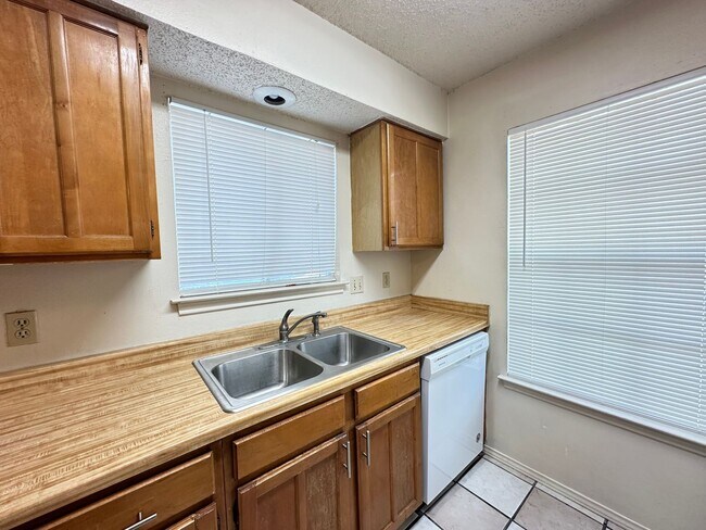 Building Photo - Charming 2-bedroom 1 bath 1 car garage loc...