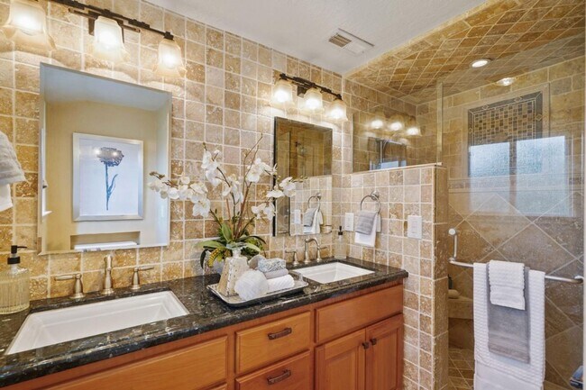 Building Photo - Los Gatos Family Townhome Ready for Move i...