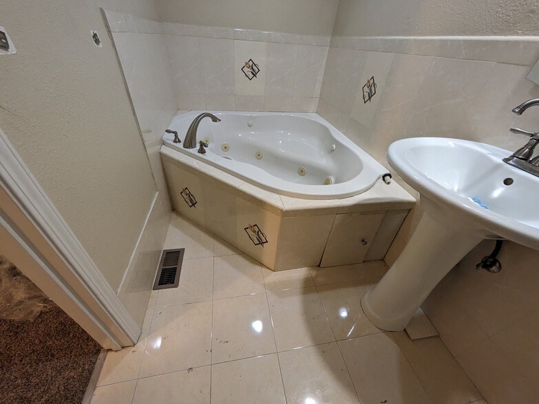 Master bathroom (private) - 2456 Palmvilla Ct