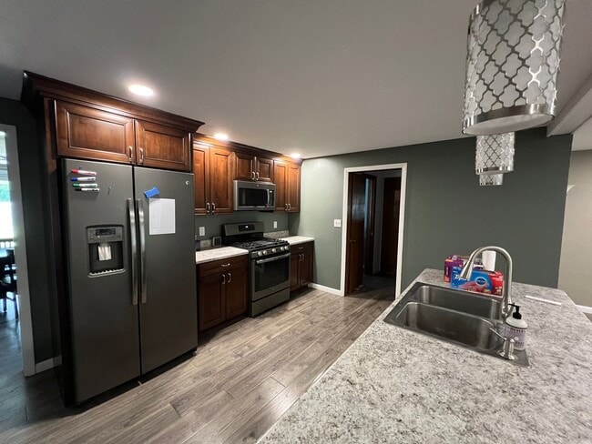 Building Photo - Welcome to this charming 3 bedroom, 2.5 ba...