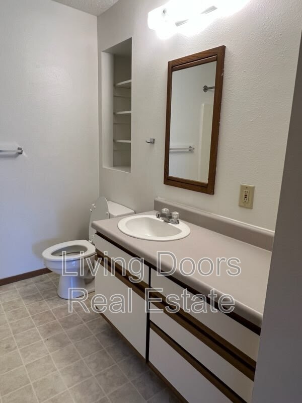 Building Photo - 607 S Washington St