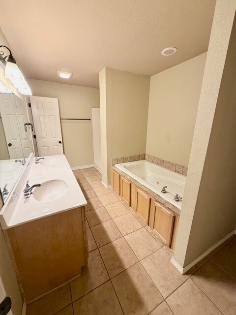 Building Photo - 2827 N Cassius Ln