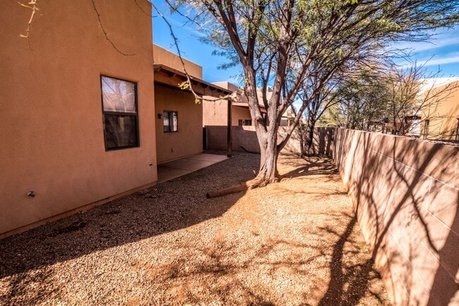 Building Photo - 3 Bedroom, 2 Bath Sante Fe, 2 Car Garage, ...