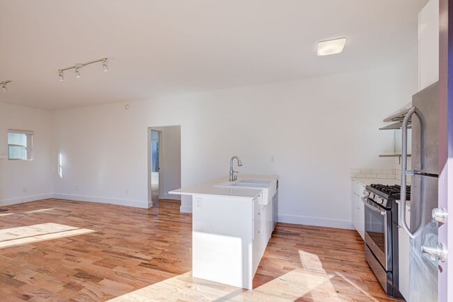 Building Photo - 3216 Bellevue Ave