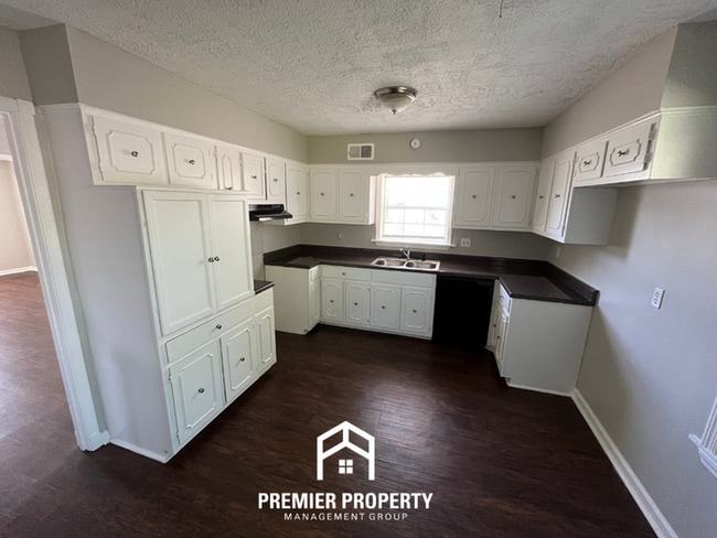 Building Photo - Spacious 4BR/2BA in Whitehaven | 2,000+ SQ FT, Hardwood Floors & Fireplace