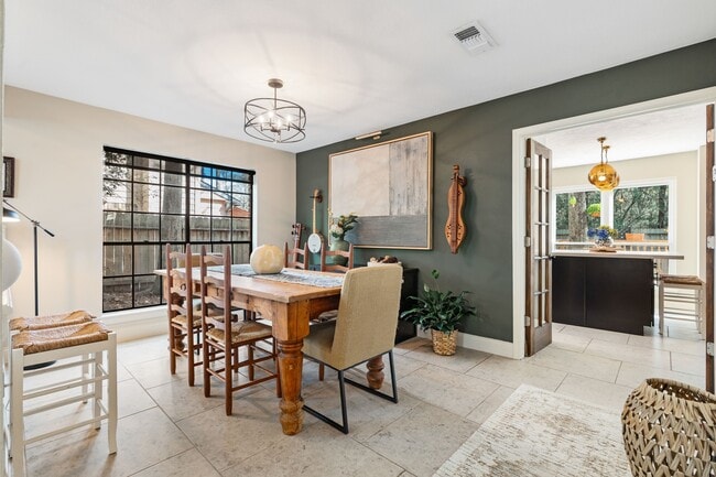 Building Photo - 115 E Pathfinders Cir