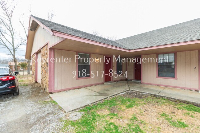 Building Photo - 1421 W Lillian St