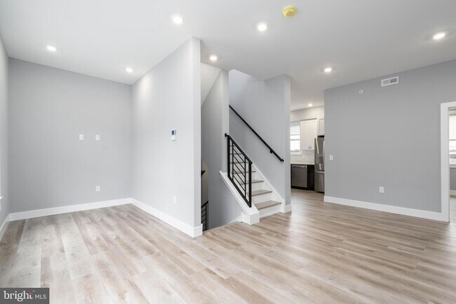Building Photo - 2323 E Cabot St